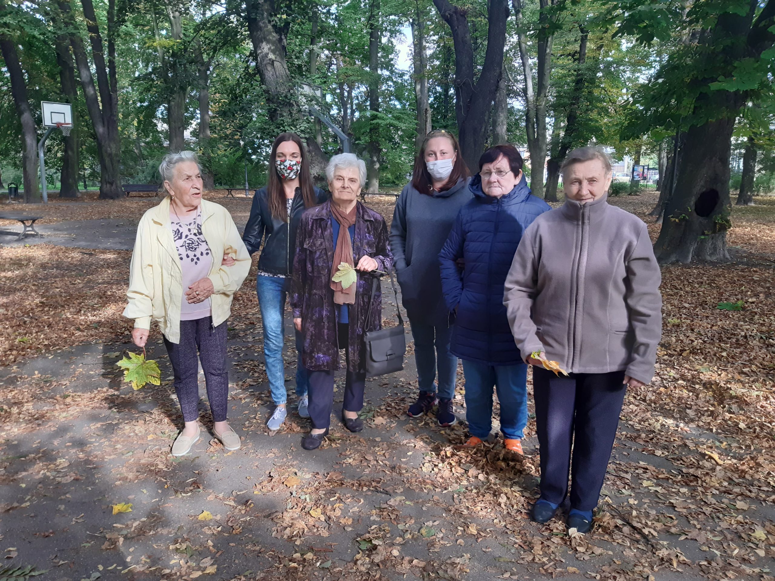 Wycieczka Seniorów z Skawiny na jesienny spacer do parku