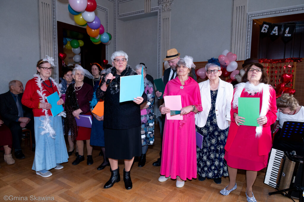 Grupa seniorów wspóknie śpiewa 