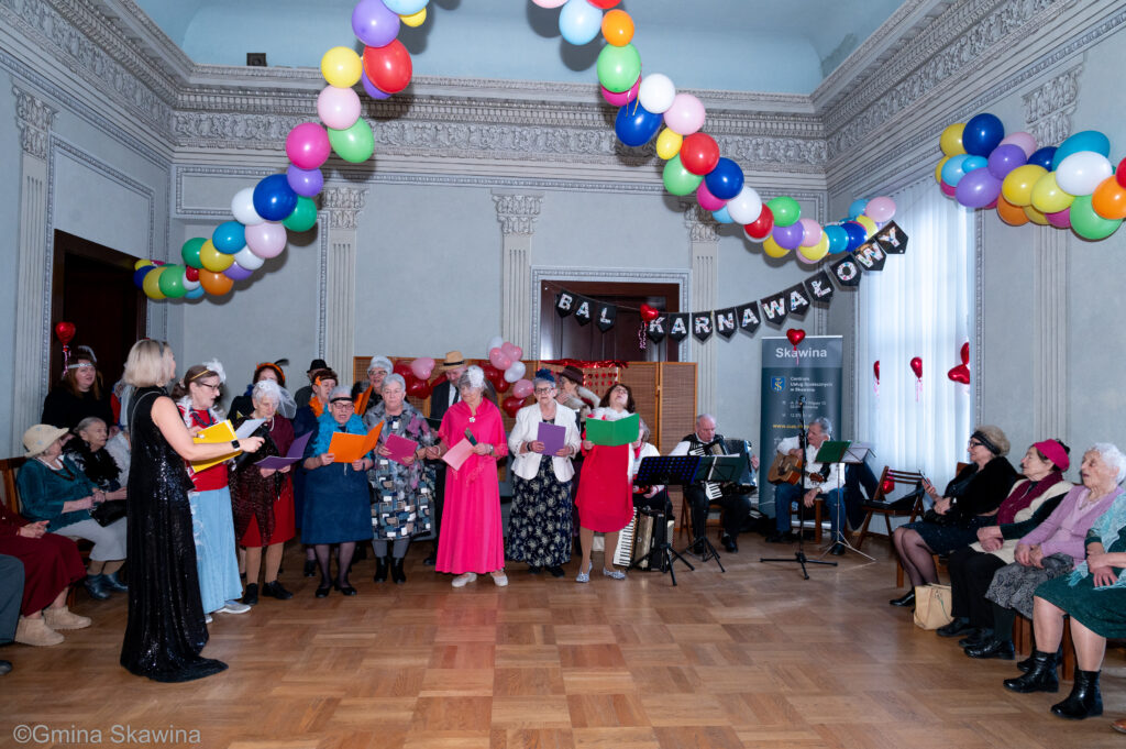 Seniorzy przebrani w stroje z lat 20 i 30 wspólnie śpiewają
