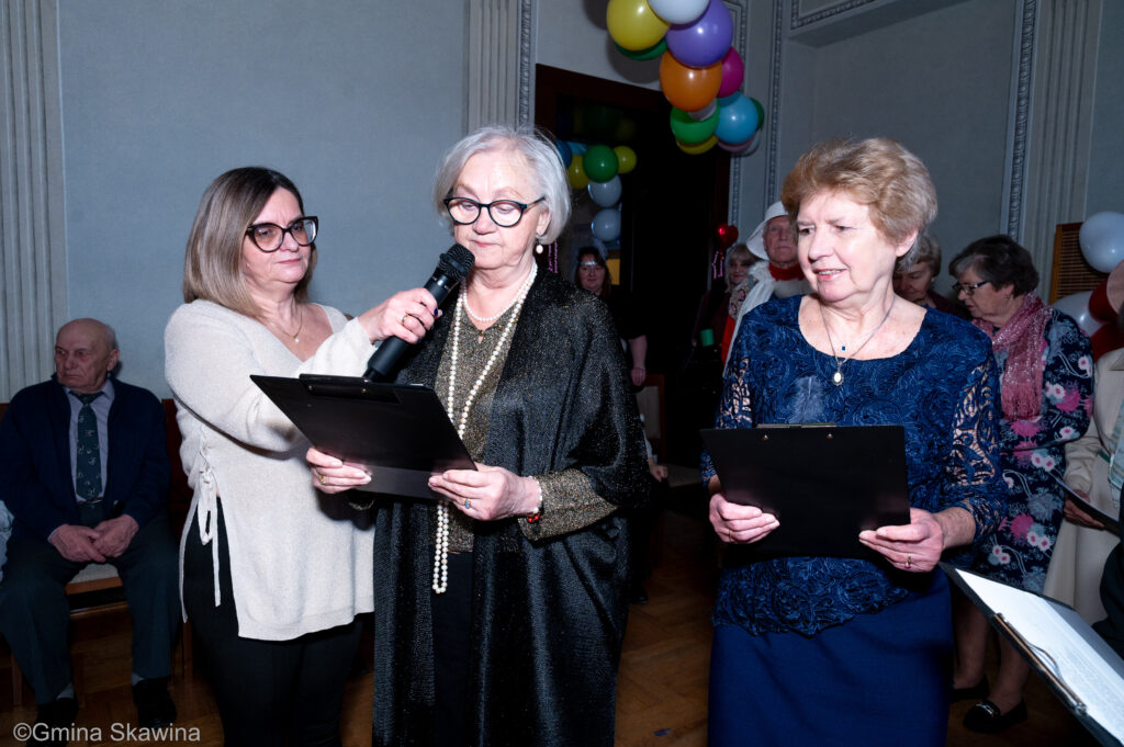 Seniorki recytują wiersz 