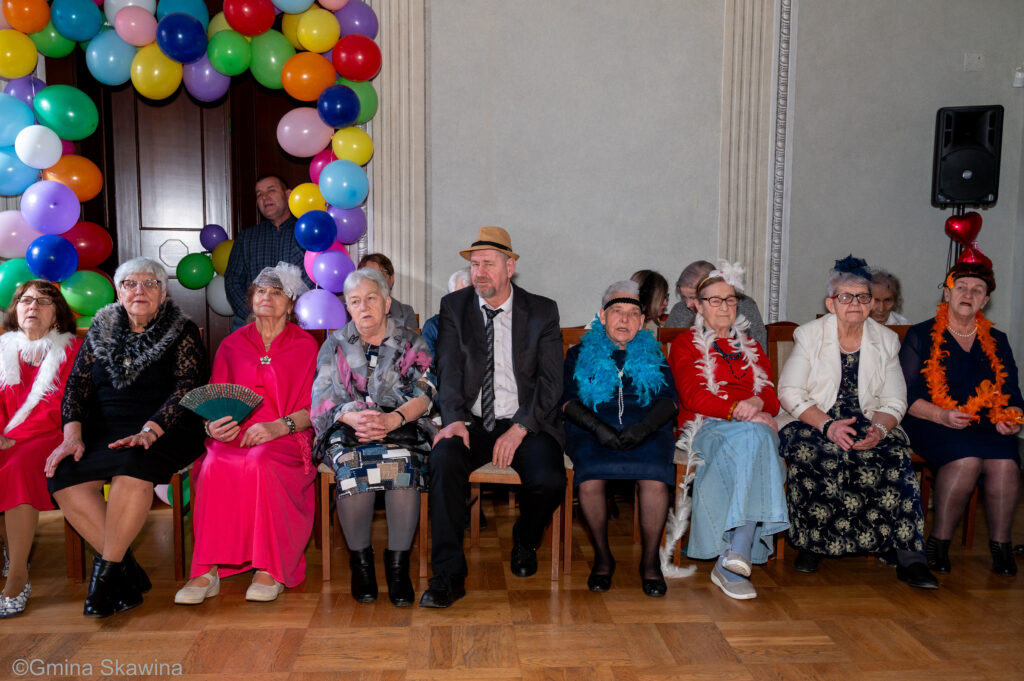 Seniorzy przebrani w stroje z lat 20 i 30 wspólnie śpiewa