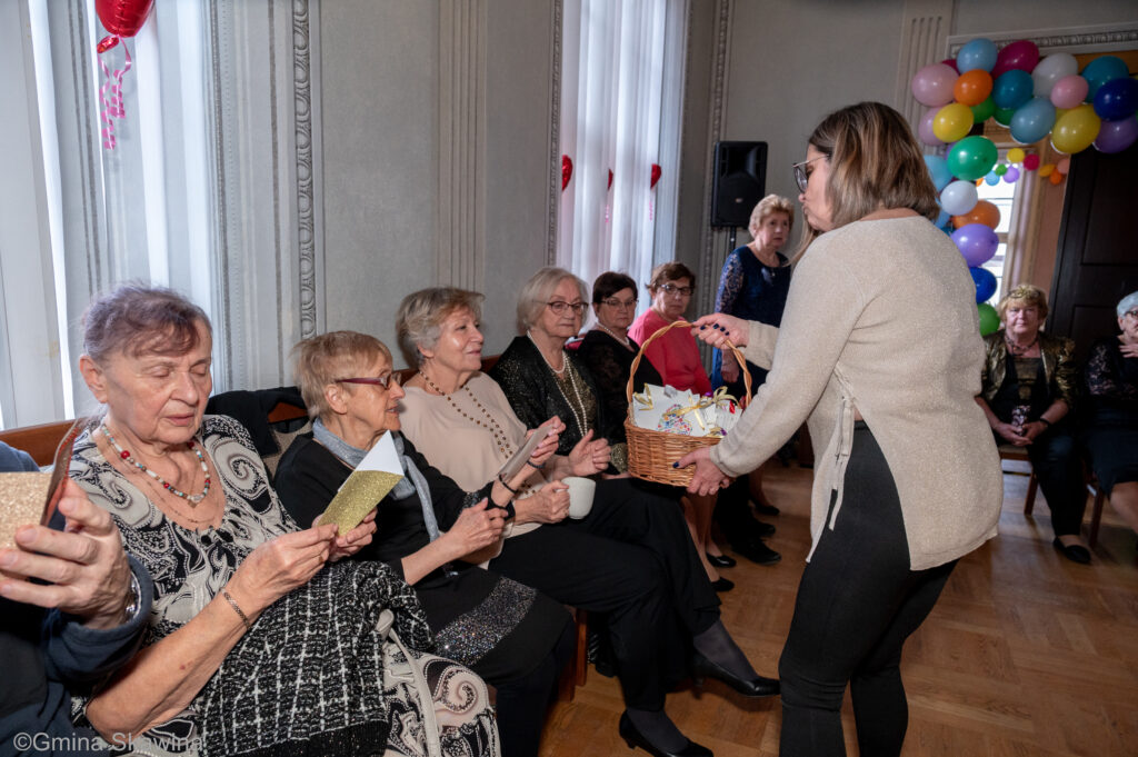 Pani rozdaje seniorom walentynki