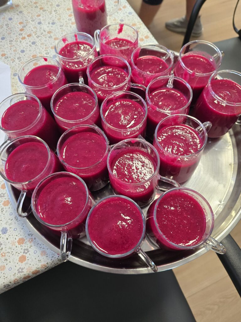 Szklanki ze smoothie z buraków