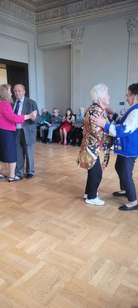 Seniorzy tańczą na parkiecie