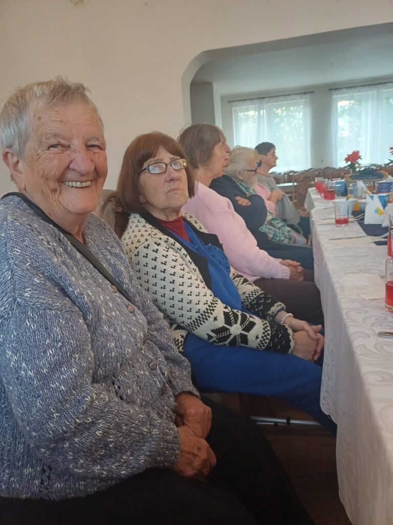 Uśmiechnięte seniorki przy wspólnym stole