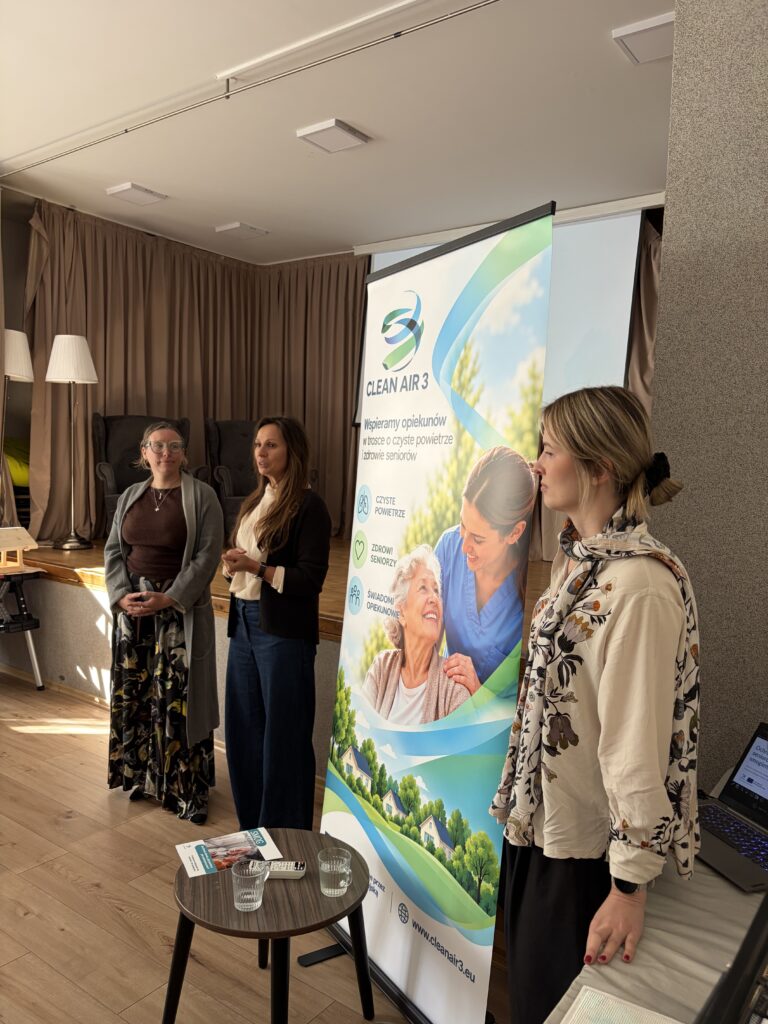 Trzy panie oraz baner reklamowy programu CLEAN AIR 3